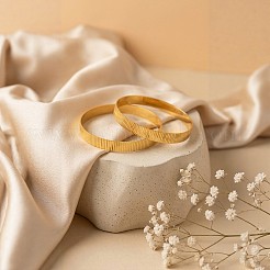 女性用真鍮ストライプバングル  ゴールドカラー  内径：2.80インチ（7.1cm）&nbsp;WG1B245-01