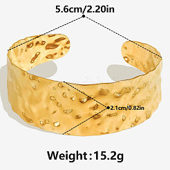 304ステンレススチール製ハンマー加工カフバングル（女性用）  18KGP本金メッキ  内径：2-1/2インチ（6.3cm）&nbsp;QR6940-2