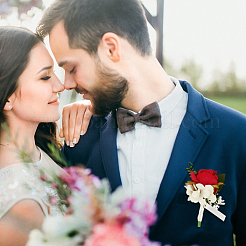 シルク布製イミテーションローズブートニア2個  シルクリボン付き  鉄のブローチ  男性または新郎の結婚式のため  パーティーの装飾  ファイヤーブリック  115~130x68~130mm&nbsp;AJEW-CP0008-47