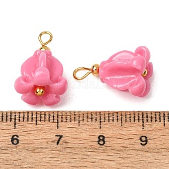 染色された合成サンゴペンダント  真鍮製のループが付いた花のチャーム  18KGP本金メッキ  ショッキングピンク  19x12mm  穴：3mm&nbsp;GG-CBAC295-01G-02