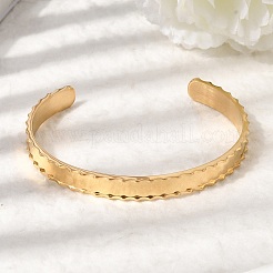 女性用スカラップ304ステンレススチールカフバングル  イオンプレーティング（ip）  18KGP本金メッキ  内径：1.97インチ（5cm）x2.56インチ（6.5cm）&nbsp;BJEW-D408-11G