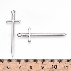 変色しない304ステンレススチールペンダント  剣のチャーム  ステンレス鋼色  45x13.5x2mm  穴：2.5mm.&nbsp;STAS-N098-135P