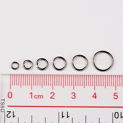 鉄製のオープン丸カン1箱  ラウンド  混合サイズ  ガンメタ色  18~21ゲージ  4~10x0.7~1mm  内径：2.6~8mm  約1600個/箱  梱包箱：8x2cm&nbsp;IFIN-JP0016-01B