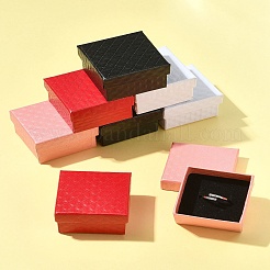 8色の正方形の厚紙リングボックス4個  内部のスポンジ  ミックスカラー  2x2x1-3/8インチ（5x5x3.5cm）  2個/カラー&nbsp;CBOX-FS0001-08