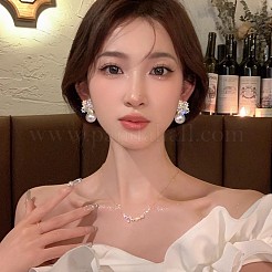 丸い合金クリスタルラインストーン付きスノーフレークダングルスタッドピアス  プラスチック模造パールと  ゴールドカラー  30x23mm&nbsp;FS-WGD1A25-01