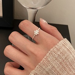 真鍮、クリアキュービックジルコニア、プラスチックパールのカフオープンリング（女性用）  花  プラチナ  内径: 調節可能&nbsp;FS-WGA1AD8-01