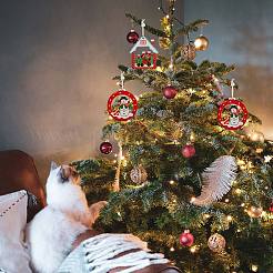 クリスマスの木製の装飾品セット  装飾品をぶら下げている12個の木製ペンダントキット  クリスマスツリーのドアやパーティーギフトの装飾に  家とフラットラウンド  ミックスカラー  132x132mm&nbsp;JX057A