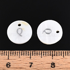 天然淡水シェルのペンダント  プラチナメッキ鉄エッチング金属装飾付き  頭文字付きのフラットラウンド  ホワイト  文字.q  11x2mm  穴：1.5mm&nbsp;LS-SHEL-Q018-01A-Q-P