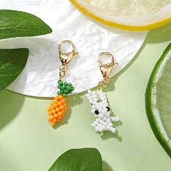 ウサギとニンジンのガラスシードビーズペンダント装飾  バッグの飾り用のロブスター クロー クラスプ チャーム  ミックスカラー  38~39.5mm  2個/セット&nbsp;HJEW-MZ00141