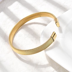 304ステンレススチール製フラットスネークチェーンカフバングル（女性用）  イオンプレーティング（ip）  18KGP本金メッキ  内径：2-1/2x2-1/4インチ（6.2x5.8cm）&nbsp;BJEW-A067-06G