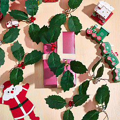 フォームと布製の人工ヒイラギの葉45個  鉄の茎付き  クリスマスリースのアクセサリー  ミックスカラー  60x142x104mm  15個/カラー  3色&nbsp;AJEW-SC0031-52B