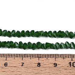 オペークガラスビーズ連売り  三角形  多面カット  濃い緑  3~3.5x4~4.5x4~4.5mm  穴：0.8mm  約121~131個/連  14.37~15.35インチ（36.5~39cm）&nbsp;GLAA-N019-4mm-17