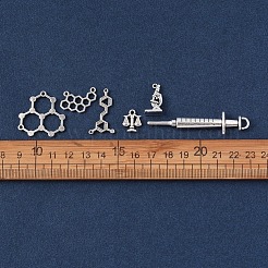 科学/化学テーマ  チベット風亜鉛合金チャーム  顕微鏡とメスシリンダーとスケールと分子と注射器の形状  アンティークシルバー  28個/セット&nbsp;TIBEP-X0185-66AS