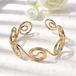 女性用304ステンレススチールカフバングル  ゴールドカラー  内径：2-1/4x2-1/8インチ（5.7x5.4cm）&nbsp;BJEW-Z150-01G-01