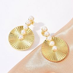 フラットラウンド真鍮スタッドピアス  腹筋プラスチックパールビーズ付き  鉛フリー＆カドミウムフリー  長持ちメッキ  18KGP本金メッキ  45x30.5mm&nbsp;KK-U058-60G