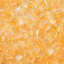 透明なスプレー塗装ガラスシードビーズ  三角形  オレンジ  6x5x4.3mm  穴：1.2mm  約2368個/ポンド&nbsp;SEED-L011-10A-07