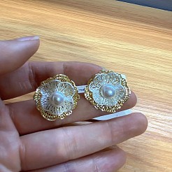 真鍮と模造真珠のスタッドピアス（女性用）  花  ゴールドカラー  ホワイト  20mm&nbsp;WGD4158-01