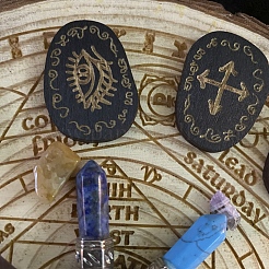 木の魔女のルーン文字  瞑想占いのためのジプシーのシンボルが刻まれています。  巾着収納布袋＆三重月女神柄箱付き  ブラック  木のルーン：35x25x4mm  14pc&nbsp;AJEW-E052-02