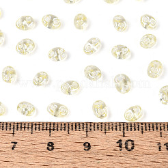 透明色光沢ガラスシードビーズ  オーバル  2穴  淡黄色  3~4.5x5~6x2.5~3mm  穴：1~1.2mm  約6080個/ポンド&nbsp;SEED-N008-09F