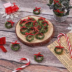 ポリエステルと鉄製のミニチュアクリスマスリース  マイクロ風景ドールハウスアクセサリー  小道具の装飾のふりをする  ダークオリーブグリーン  39x34x9mm&nbsp;AJEW-WH0609-182B