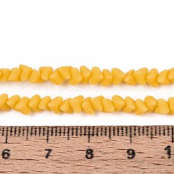 曇った不透明なガラスビーズの連売り  三角形  多面カット  ゴールド  3~3.5x4~4.5x4~4.5mm  穴：0.8mm  約121~131個/連  14.37~15.35インチ（36.5~39cm）&nbsp;GLAA-N017-4mm-22