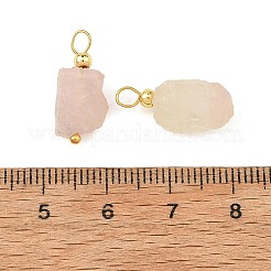 未加工の天然マダガスカル産ローズクォーツペンダント  真鍮のループが付いたナゲットチャーム  ゴールドカラー  16~19.5x8.5~10.5x7.5~9.5mm  穴：2.5mm&nbsp;PALLOY-JF06009