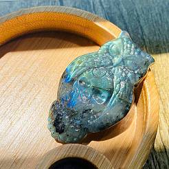 天然ラブラドライト彫刻の癒しのフクロウと頭蓋骨の置物  レイキエネルギーストーンのディスプレイ装飾  51x31mm&nbsp;PW-WG91642-01