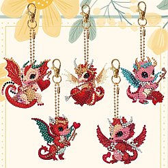 ドラゴンダイヤモンドペインティングペンダントデコレーションキット  アクリル板入り  ペンダント装飾留め金  ビーズチェーン  ラインストーンバッグ  ダイヤモンド付箋  トレープレートと接着剤クレイ  暗赤色  70x50mm&nbsp;PW-WG83859-01