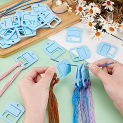 アクリル糸巻きボビン30個  糸巻き板  クロスステッチ刺繡用綿糸クラフトDIY縫製収納  ステンレス鋼ワイヤーキーホルダークラスプ6個付き。  ライトスカイブルー  ボード：50x39.5x2mm  穴：5mm  クラスプ：150x2mm&nbsp;FIND-PH0018-62A-01