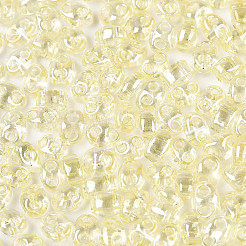 透明色光沢ガラスシードビーズ  オーバル  2穴  淡黄色  3~4.5x5~6x2.5~3mm  穴：1~1.2mm  約6080個/ポンド&nbsp;SEED-N008-09F