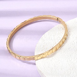 女性用304ステンレススチール製テクスチャード加工ヒンジ付きカフバングル  イオンプレーティング（ip）  18KGP本金メッキ  内径：1.97x2.28インチ（5x5.8cm）&nbsp;SA-CBAC920-18G