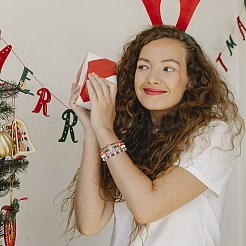 4個4スタイルポリマークレイヘイシサーファーストレッチブレスレットセット  女性用サンタクロースとガラスの積み重ね可能なクリスマスブレスレット  ミックスカラー  内径：2-1/8~2-1/4インチ（5.45~5.8cm）  1個/スタイル&nbsp;X1-BJEW-TA00261