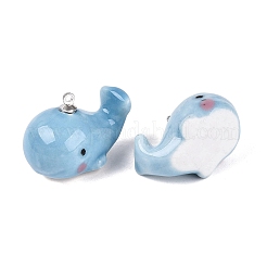 手作りの磁器のペンダント  クジラのチャーム  真鍮のループを有します  手描き  ファミーユは磁器バラ  プラチナ  空色  19~19.5x25~26x16.5~17mm  穴：1.6mm&nbsp;PORC-N013-17B