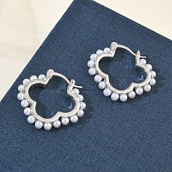 女性のための真鍮のフープピアス  クローバー  ABSの模造パールと  ラックめっき  長持ちメッキ  鉛フリー＆カドミウムフリー  プラチナ  26x25x3mm&nbsp;EJEW-A168-15P