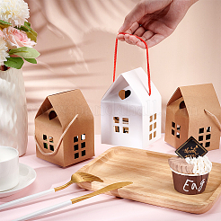 中空の窓とロープの持ち手が付いた、家の形の紙で折ったキャンディトートボックス  結婚披露宴のギフトラッピングに  バリーウッド  完成品：8x8x12.8cm&nbsp;CON-WH0092-17B