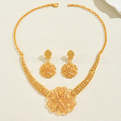 中東の合金製ハート型フラワーネックレス＆イヤリングセット（女性用）  ゴールドカラー  ネックレス：17.32インチ（44cm）  イヤリング：1.77x1.06インチ（4.5x2.7cm）&nbsp;FW8198