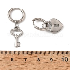 304ステンレススチール製ペンダントフープピアス  キー付きハートロック  非対称イヤリング  女性用ステンレススチール製ハギーフープピアス（202個入り）  ステンレス鋼色  26x14mm&nbsp;EJEW-JE07316