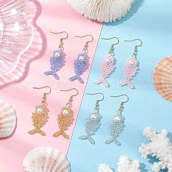 フィッシュボーンガラスシードビーズダングルイヤリング  丸い貝の模造真珠と304ステンレススチールのピアスフック付き  ゴールドカラー  ミックスカラー  57x16mm&nbsp;EJEW-MZ00439