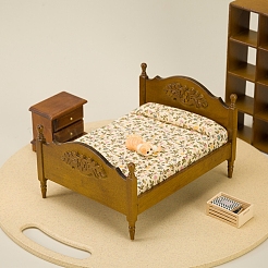 木製ダブルベッドのミニチュア装飾品  マイクロランドスケープドールハウスアクセサリー  小道具の装飾のふりをする  キャメル  168x130x98mm&nbsp;PW-WGA2EE5-01