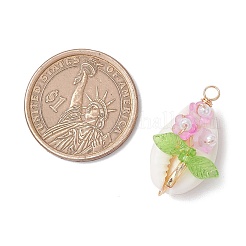 天然のタカラガイと銅線で巻かれた花のペンダント  アクリルとプラスチックを使用  ゴールドカラー  ミックスカラー  27.5x17.5x12mm  穴：2.8mm&nbsp;PALLOY-JF03833
