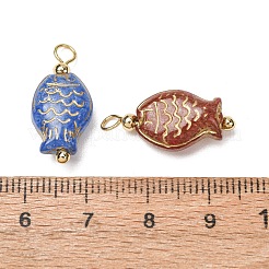 焼き絵の具と金色の金属を編み込んだガラスのペンダント  魚のチャーム  真鍮のループを有します  18KGP本金メッキ  ミックスカラー  23x10x6mm  穴：2.5mm&nbsp;GL-CBA010C-09G