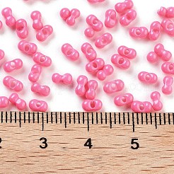 焼付塗装ガラスシードビーズ  ピーナッツ  カメリア  2x4.5x2mm  穴：0.8~0.9mm  約15000個/ポンド&nbsp;SEED-A033-05L