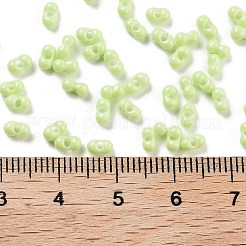 焼付塗装ガラスシードビーズ  ピーナッツ  薄緑  2x4.5x2mm  穴：0.8~0.9mm  約15000個/ポンド&nbsp;SEED-A033-05S