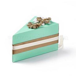 ケーキの形をした厚紙の結婚式のお菓子の好意のギフト用の箱  プラスチック製の花とリボン付き  三角形  アクアマリン  完成品：9.4x6x6.2cm&nbsp;CON-E026-01B