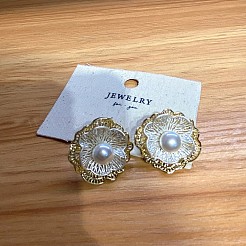 真鍮と模造真珠のスタッドピアス（女性用）  花  ゴールドカラー  ホワイト  20mm&nbsp;WGD4158-01