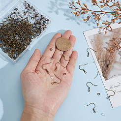 300個の真鍮ピアスフック  真鍮丸カン300個とプラスチック製イヤーナット300個付き  アンティークブロンズ  17mm  穴：1.5mm  21ゲージ  ピン：0.7mm&nbsp;KK-SP0002-59AB