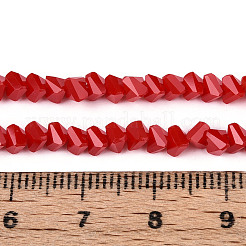 オペークガラスビーズ連売り  三角形  多面カット  レッド  3~3.5x4~4.5x4~4.5mm  穴：0.8mm  約121~131個/連  14.37~15.35インチ（36.5~39cm）&nbsp;GLAA-N019-4mm-02