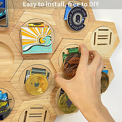 木製自己粘着ハニカムコンビネーションメダルディスプレイスタンド  六角形の創造的なスプライシングスポーツボックス  バリーウッド  12x13.8x1.5cm  穴：4x0.55のCM  裏地：4.5x9.1cm  穴：3.9x0.35のCM&nbsp;ODIS-WH0011-11