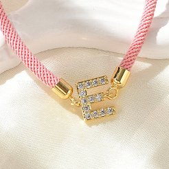 調節可能なナイロンコードブレスレット  真鍮マイクロパヴェキュービックジルコニアレターチャームジュエリー、女性用、男性用  ラックめっき  長持ちメッキ  文字e  1/8インチ（0.3cm）  内径：2-5/8インチ（6.6cm）&nbsp;X-BJEW-C096-01G-05