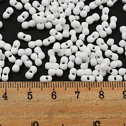 マカロンカラー不透明フロストガラスシードビーズ  ピーナッツ  ホワイト  6x3x3mm  穴：1.2mm  約4000個/ポンド&nbsp;SEED-K009-12B-17